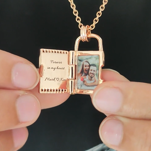 👩🏼‍❤️‍💋‍👨🏼Personalized Photo & Engraved Message Necklace