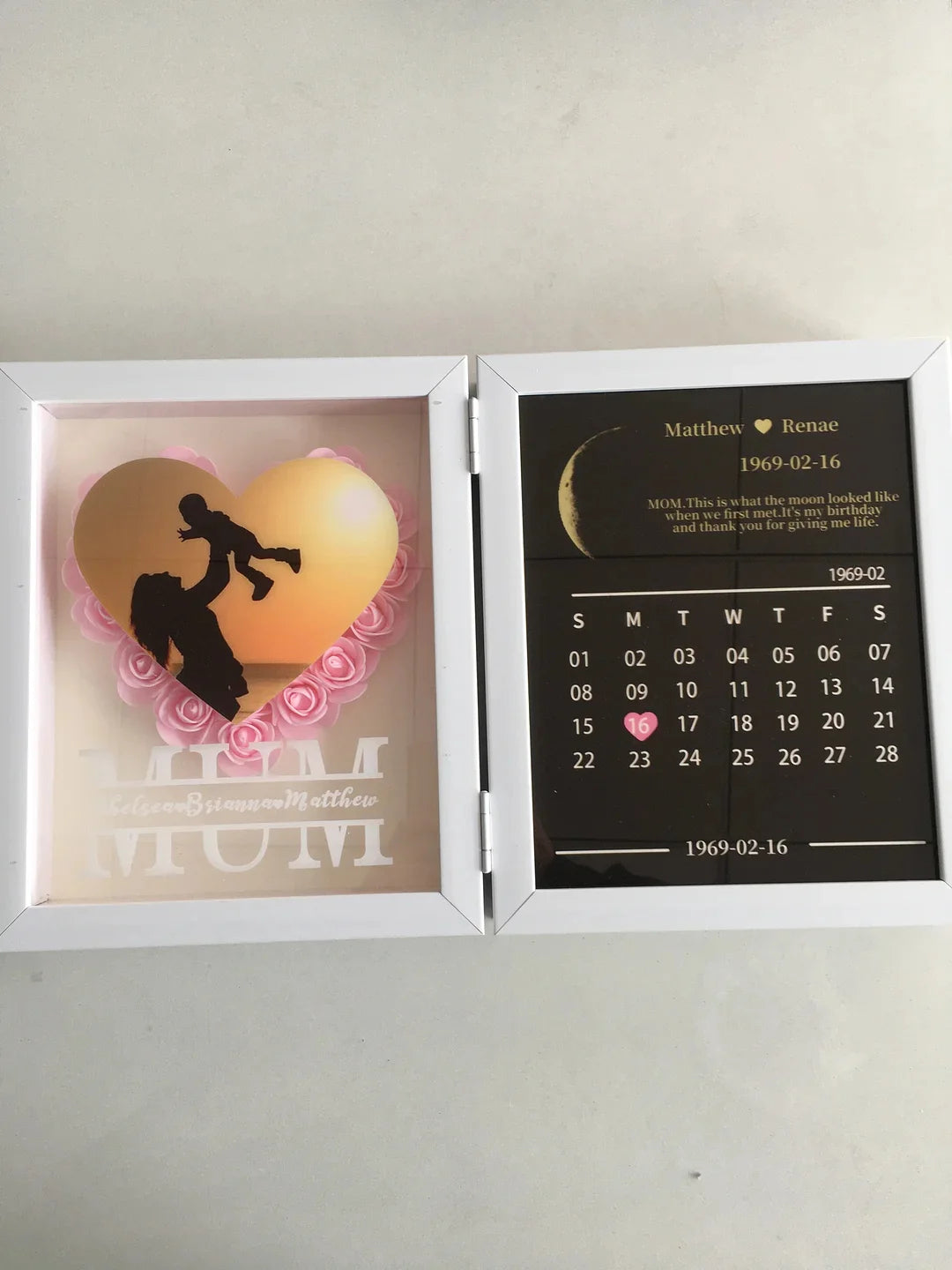 (Mom/Grandma Photo With Name) With REAL MOON PHASE Anniversary Calendar Custom flower frame (Customized free)